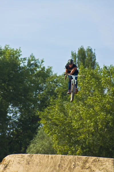 Bisiklet binici ile atlama — Stok fotoğraf
