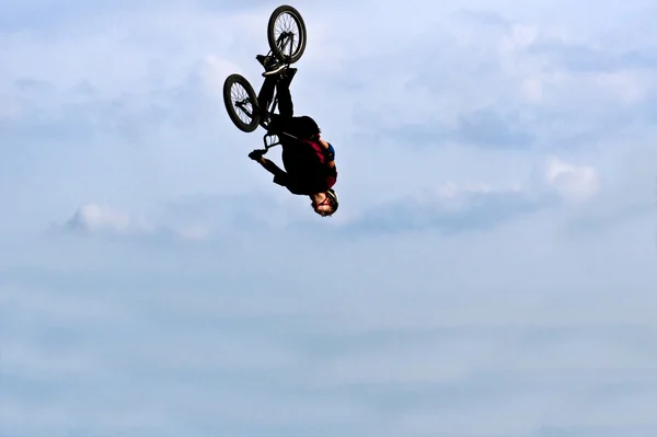 Salto con un ciclista — Foto Stock