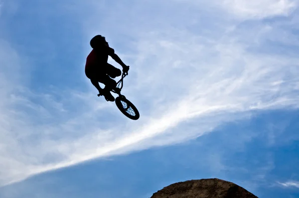 Saltar con un ciclista — Foto de Stock