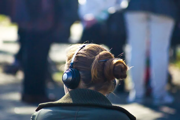 Chica auriculares calle — Foto de Stock