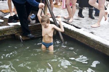 Kış aylarında soğuk suyla ahşap banyo yüzmek