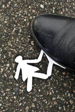 Kağıt adam asfalt üzerinde ayakkabı için