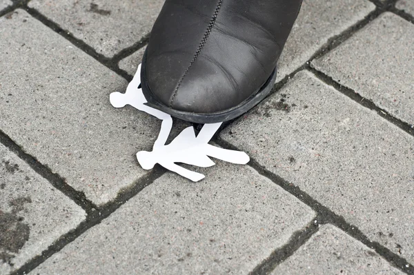 Uomo di carta per scarpe sull'asfalto — Foto Stock