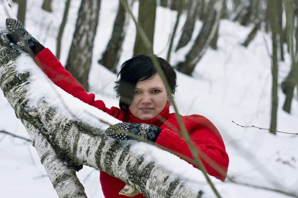 Ein Mädchen spielt im Schnee — Stockfoto