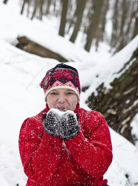 一个女孩玩雪 — 图库照片