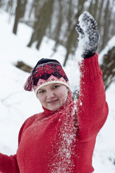 Een meisje die spelen in de sneeuw — Stockfoto