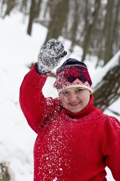 Dívka hraje ve sněhu — Stock fotografie