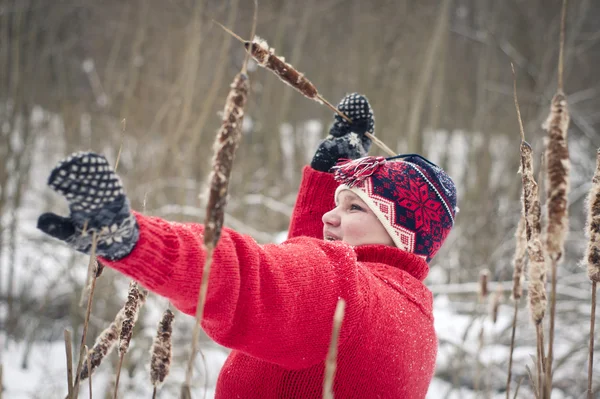 Девушка играет в снегу — стоковое фото