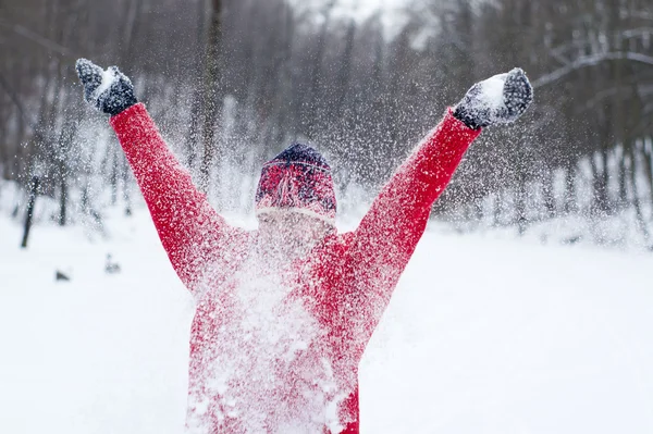 Een meisje die spelen in de sneeuw — Stockfoto