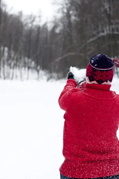 Een meisje die spelen in de sneeuw — Stockfoto