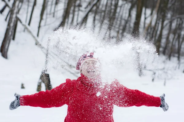一个女孩玩雪 — 图库照片