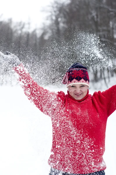 Uma menina brincando na neve — Fotografia de Stock