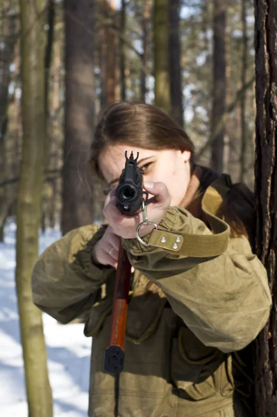 Mulher de uniforme militar na floresta com armas — Fotografia de Stock