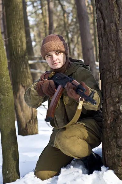 Woman in military uniform in the woods with guns — Stock Photo, Image