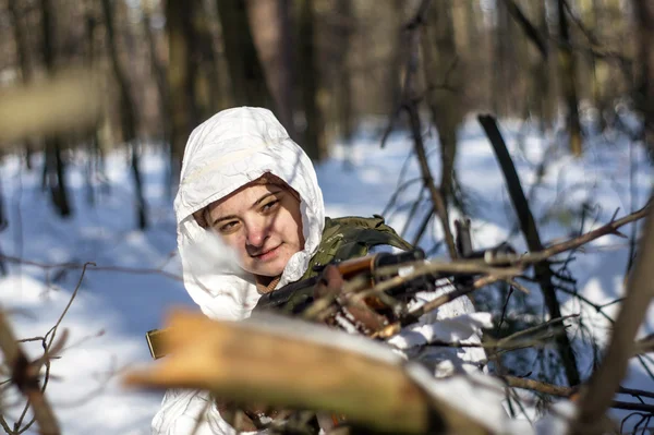 Kvinna i militär uniform i skogen med vapen — Stockfoto