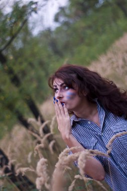 Kızım çimenlerde poz