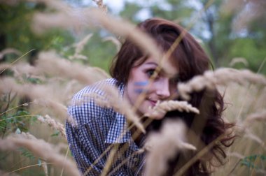 Kızım çimenlerde poz