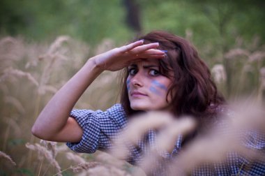 Kızım çimenlerde poz