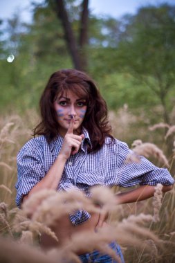 Kızım çimenlerde poz