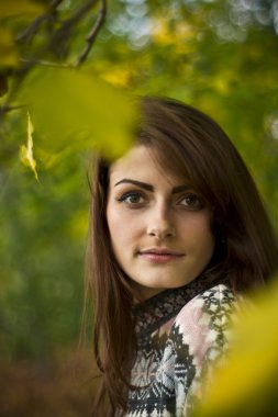 Kız ormanda sonbaharda poz