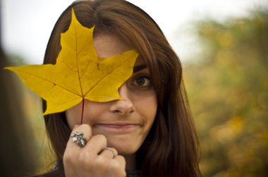 Kız ormanda sonbaharda poz