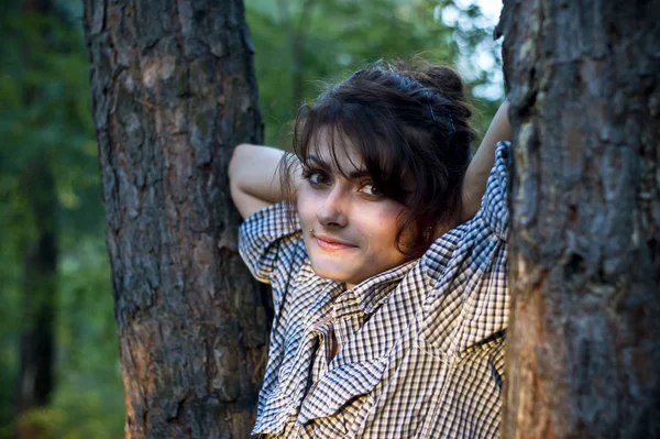 Dívka pózuje v jehličnatých lesů — Stock fotografie