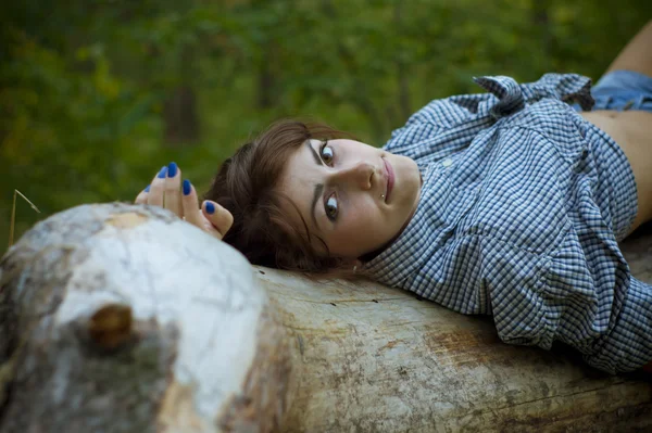 Dívka pózuje v jehličnatých lesů — Stock fotografie