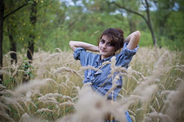 草のポーズの女の子 — ストック写真