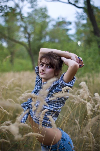 Mädchen posiert im Gras — Stockfoto