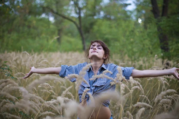 Девушка позирует в траве — стоковое фото