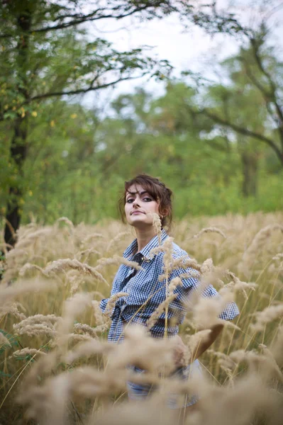 Fille posant dans l'herbe — Photo