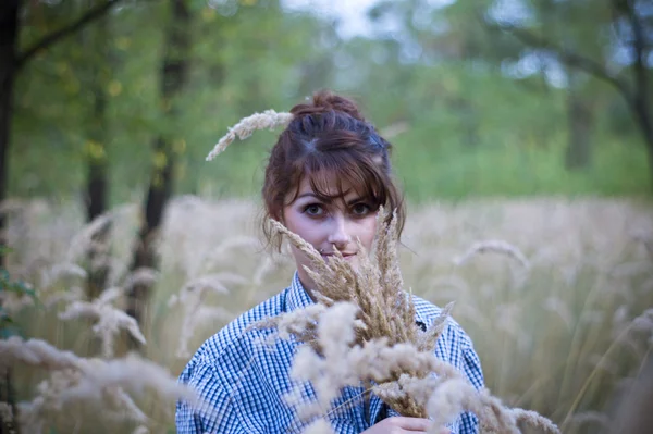 Girl posing in the grass — Stock Photo, Image