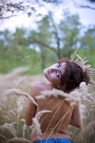 Fille posant dans l'herbe — Photo