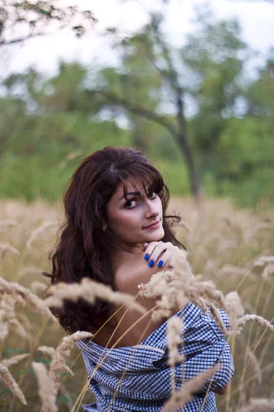 Flicka som poserar i gräset — Stockfoto