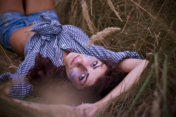 Fille posant dans l'herbe — Photo