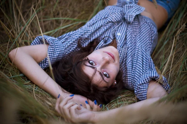 Dívka pózuje v trávě — Stock fotografie