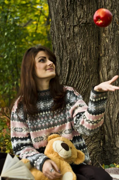 Lány pózol az erdő őszi egy mackó — Stock Fotó