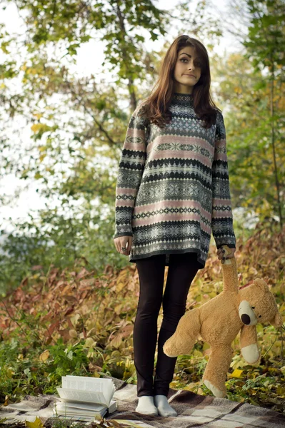 テディベアと秋の森のポーズの女の子 — ストック写真