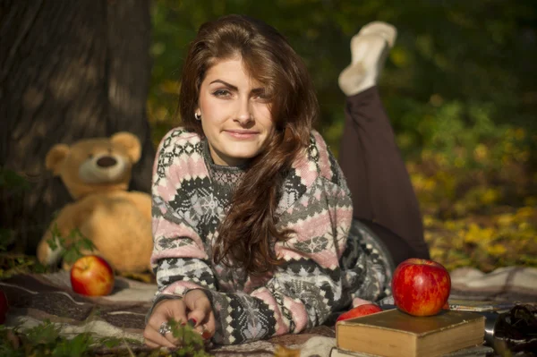 Chica posando en el bosque en otoño con un oso de peluche —  Fotos de Stock