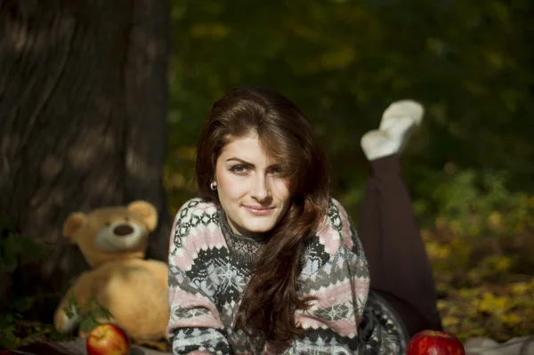 Chica posando en el bosque en otoño con un oso de peluche —  Fotos de Stock