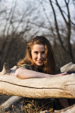 üniformalı bir kızın portresi