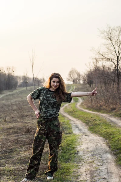 Porträtt av en flicka i uniform — Stockfoto