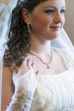 ince güzel kadın, lüks gelinlik giymiş. Gelin