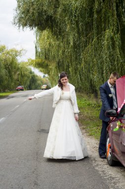 Gelin ve damat kırık arabasının yanında araba durdu