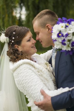 damat ve gelin sonbahar park öpüşme içinde yürüyüş