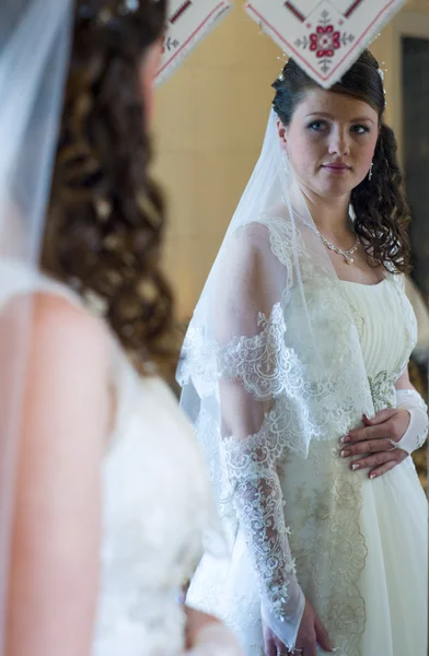 A menyasszony megy, hogy egy tükör — Stock Fotó