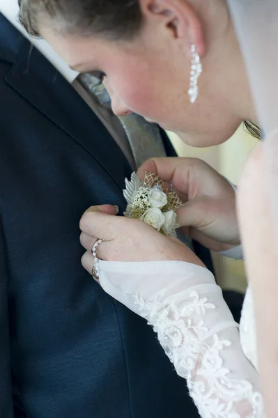 La mariée et marié l'un l'autre pritseplivayut bouquet artificiel — Photo