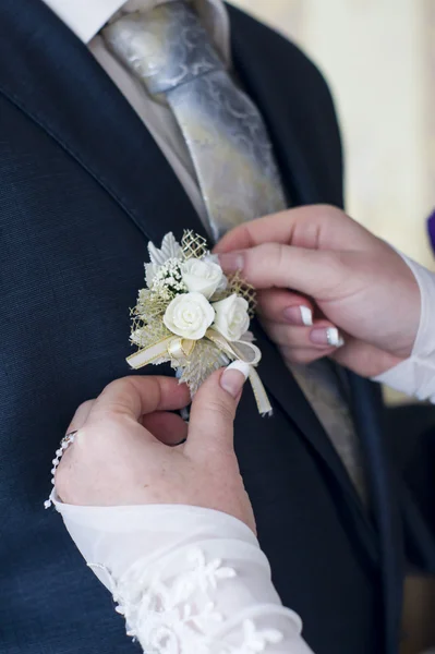The bride and groom each other pritseplivayut artificial bouquet — Stock Photo, Image