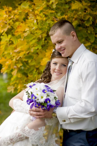 Bridal couple walks in autumn — Stock Photo, Image