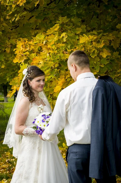 Bridal couple walks in autumn — Stock Photo, Image